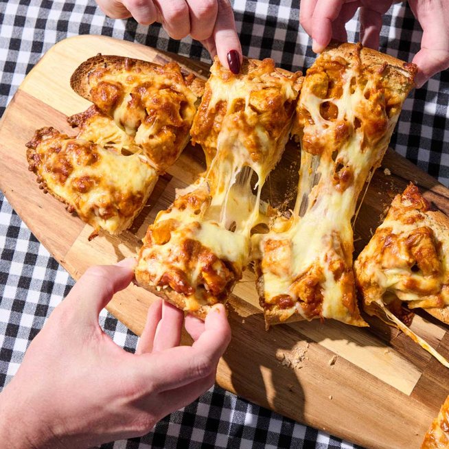 Butter chicken garlic bread